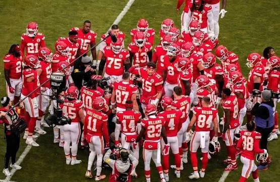 Cover Image for 🚨 TERRIFYING SCENE ON THE FOOTBALL FIELD: AMBULANCE RUSHES ONTO THE FIELD FOR KANSAS CITY CHIEFS STAR TYQUAN THORNTON [VIDEO] 💔🏈