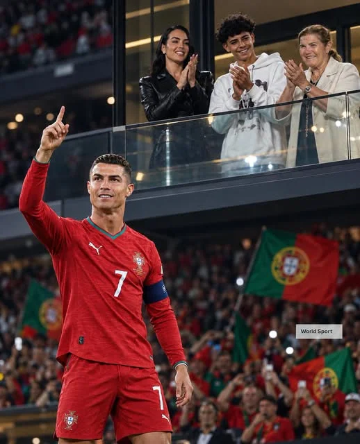 Cover Image for ❤️ ELE PODE TER MILHARES DE FÃS A GRITAR O SEU NOME, MAS ESTE SORRISO TEM UM DESTINO MUITO ESPECIAL: A FAMÍLIA! Estádio lotado, luzes brilhantes, milhões de pessoas a acompanhar cada movimento… mas, naquele instante, Cristiano Ronaldo só tinha olhos para um lugar específico nas bancadas. 👀 Por trás dos mais de 980 golos, das cinco Bolas de Ouro e dos inúmeros recordes, existe algo que nenhum troféu consegue substituir: a família que esteve ao seu lado em cada capítulo da sua extraordinária caminhada. Antes da fama, dos títulos e do reconhecimento mundial, existia um sonho — e pessoas especiais a apoiá-lo. Porque, para CR7, conquistar o mundo é extraordinário, mas partilhar esses momentos com quem ama é ainda mais importante. ❤️ Qual é o teu momento favorito de Cristiano Ronaldo fora dos relvados? 🇵🇹