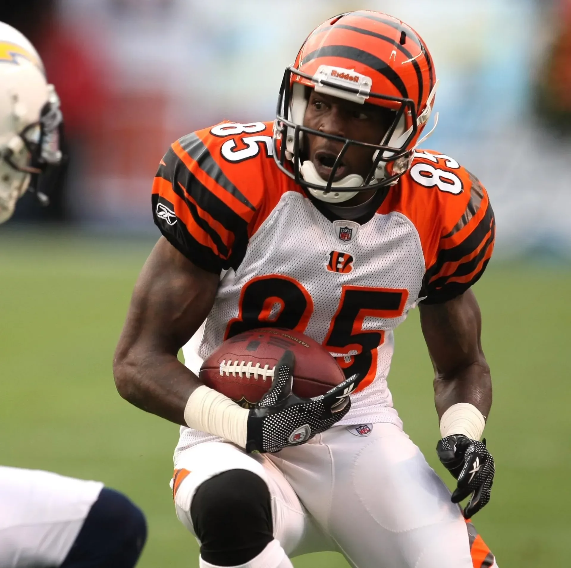 Cover Image for BREAKING NEWS: A former player of the Bengals has filed a surprise lawsuit against his wife after routine blood tests conducted prior to their son’s surgery unexpectedly revealed that he is not the biological father of any of the children in their family.