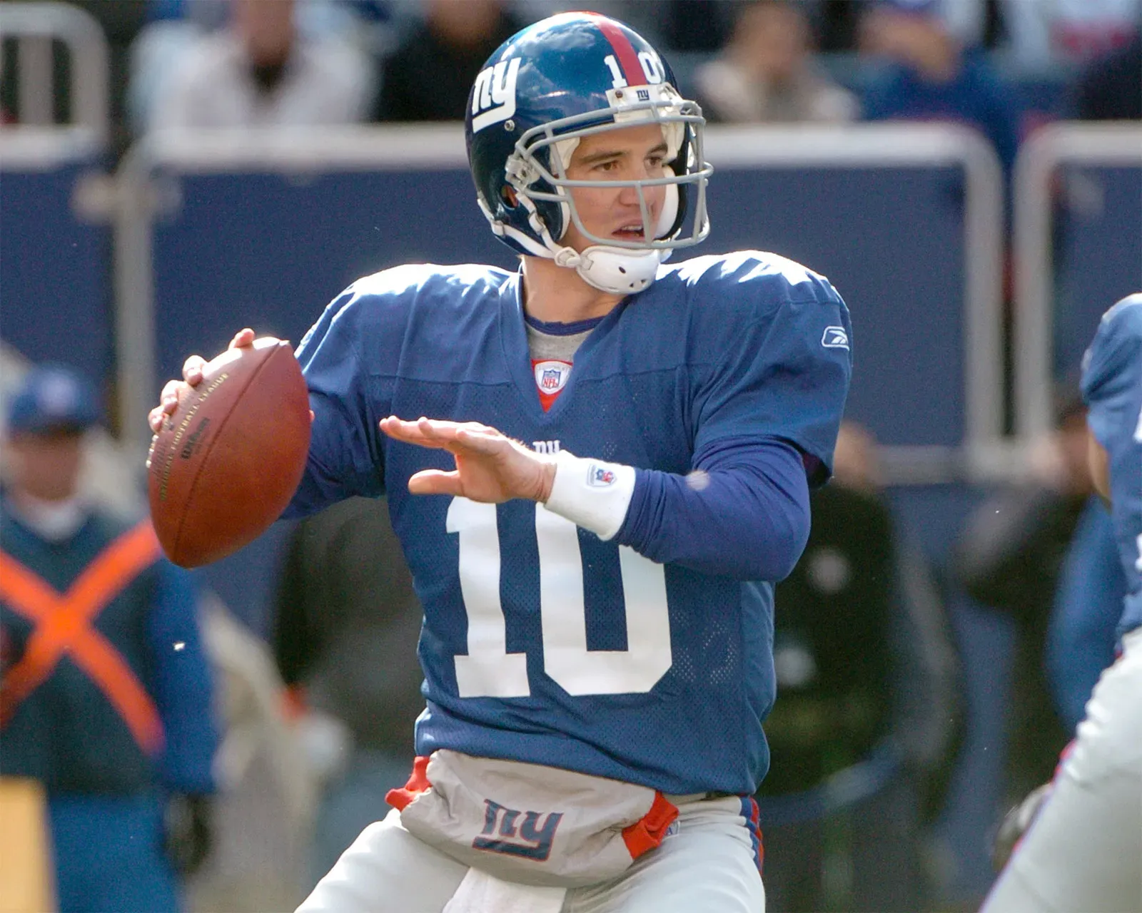 Cover Image for BREAKING NEWS: A legendary former player of the New York Giants has filed a surprise lawsuit against his wife after routine blood tests conducted prior to their son’s surgery unexpectedly revealed that he is not the biological father of any of the children in their family.