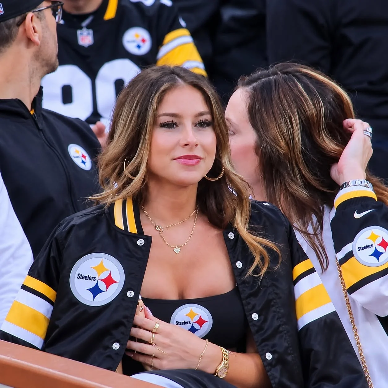 Cover Image for Viral Steelers Fan Promises Sizzling Bikini Photo Reveal If Pittsburgh Wins Upcoming Game