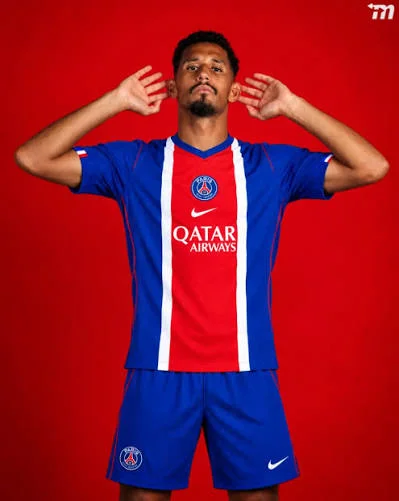 Cover Image for 🚨🔥 COUP DE TONNERRE AU MERCATO ! LE PSG PRÉPARERait UNE OFFRE DE 90 MILLIONS D’EUROS POUR WILLIAM SALIBA ! 😱🔴🔵  Le Paris Saint-Germain pourrait-il frapper un immense coup sur le marché des transferts ? Selon des informations qui circulent, le club parisien envisagerait une offensive à hauteur de 90 millions d’euros pour tenter d’attirer William Saliba, le défenseur central d’Arsenal !  Luis Enrique aurait identifié l’international français comme une priorité pour renforcer sa défense. Mais un obstacle majeur se dresse déjà devant les dirigeants parisiens : Mikel Arteta considère Saliba comme un élément essentiel de son projet, et le joueur est lié aux Gunners par un contrat de longue durée.  Alors, le PSG est-il prêt à aller encore plus loin pour convaincre Arsenal ? Une telle somme pourrait-elle faire réfléchir le club londonien, ou Saliba restera-t-il fidèle aux Gunners ?  Pour l’instant, cette piste reste à confirmer officiellement. Mais si Paris passe réellement à l’action, ce dossier pourrait devenir l’un des feuilletons les plus suivis du prochain mercato ! 👀🔥  Selon vous, Saliba doit-il rester à Arsenal ou rejoindre le PSG ? Dites-nous votre avis en commentaire ! 👇⚽